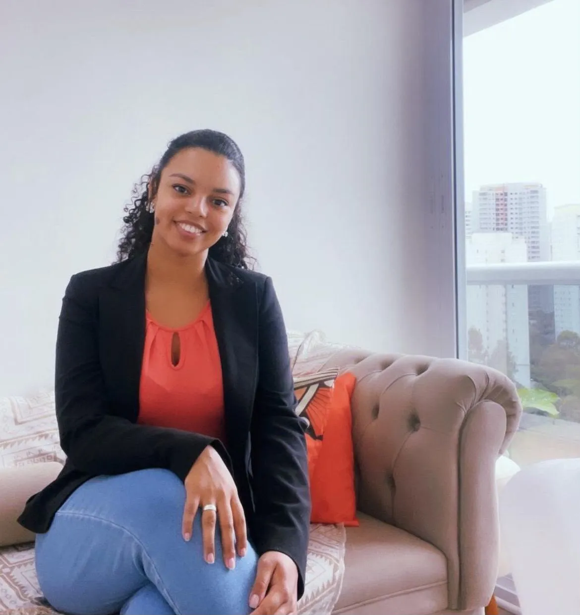 Vanessa Fernandes, psicóloga, sentada em um sofá